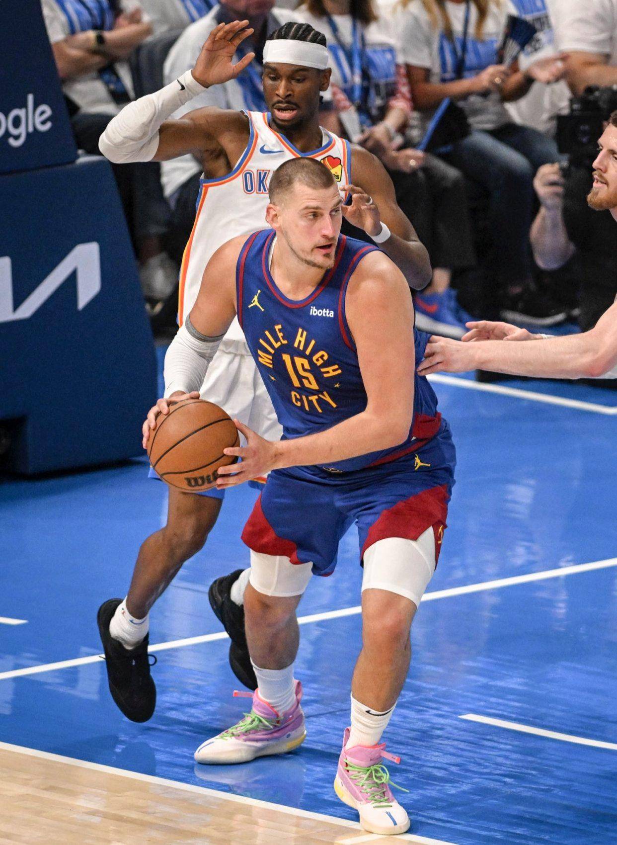 也反映出她 也反映出她